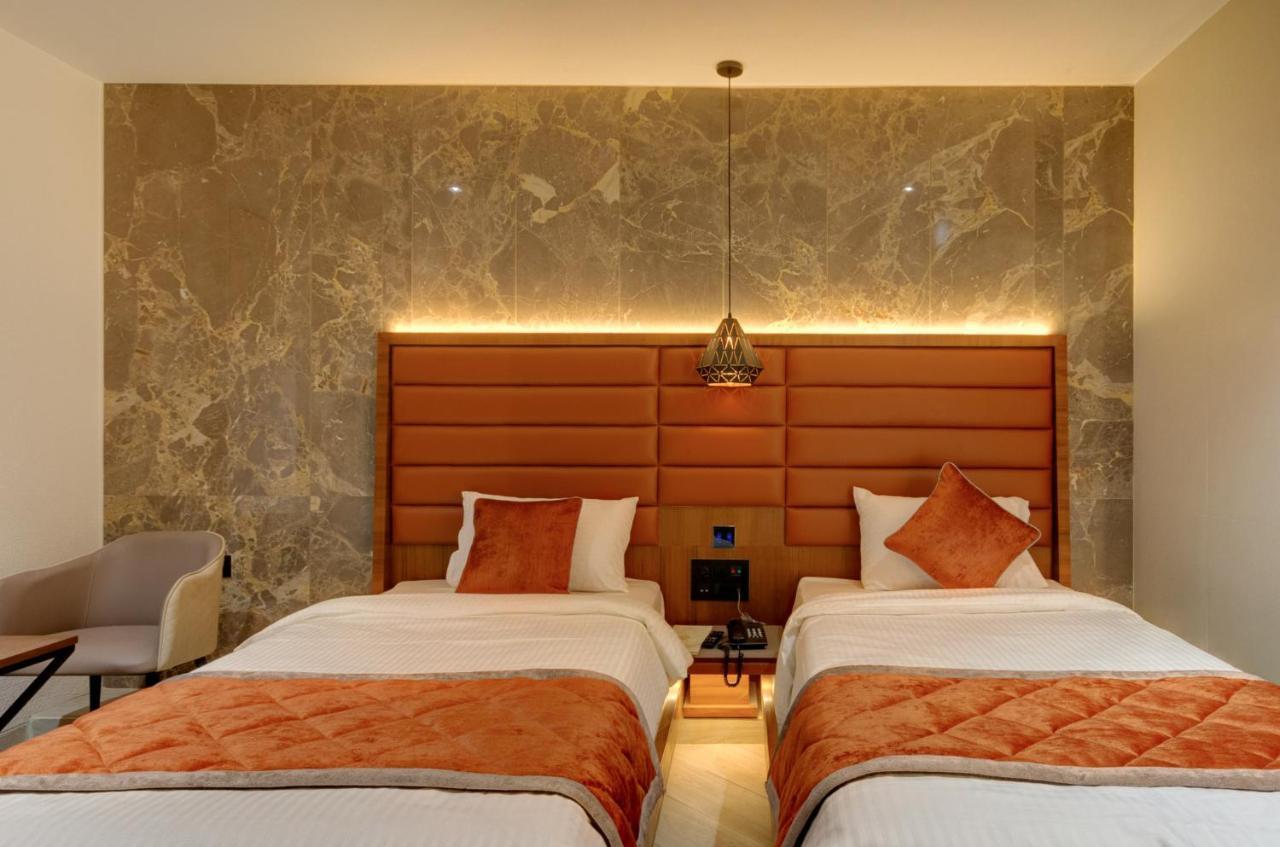 Hotel Diamond 26 수라트 외부 사진