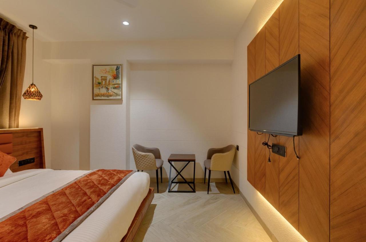 Hotel Diamond 26 수라트 외부 사진