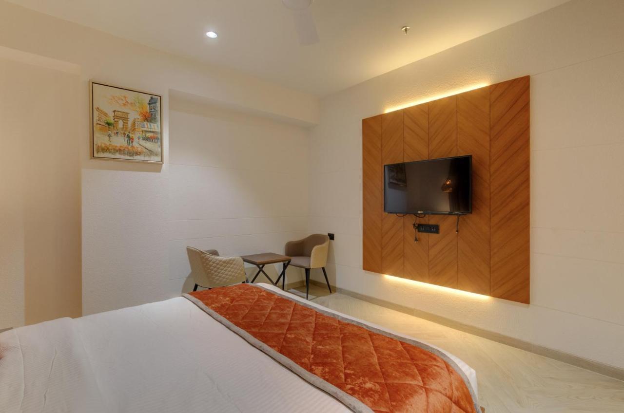 Hotel Diamond 26 수라트 외부 사진