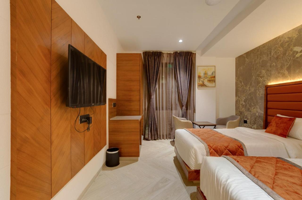Hotel Diamond 26 수라트 외부 사진